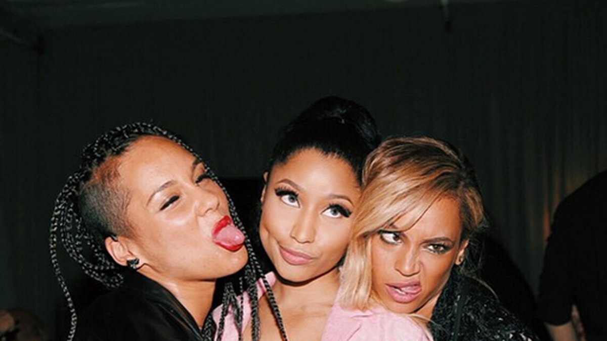 Alicia Keys, Nicki Minaj och Beyoncé gör grimaser. 